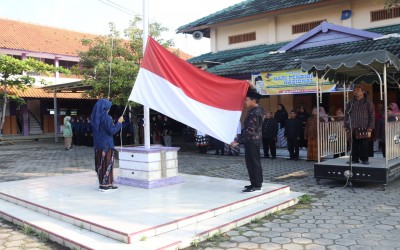 MTsN 2 Kendal Gelar Upacara Hardiknas 2025