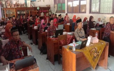 MTs Negeri 2 Kendal Gelar IHT dan Review KOM: Pendekatan Pembelajaran Mendalam dan Penyusunan Modul Ajar dengan Pemanfaatan AI