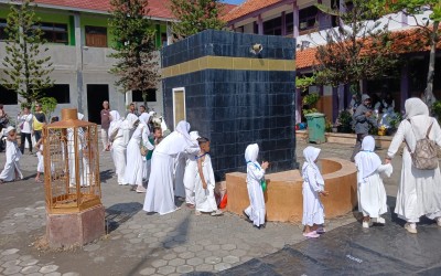 Tebarkan Manfaat, Matsanda Kendal Gelar Gebyar Manasik Haji untuk Ratusan Siswa TK
