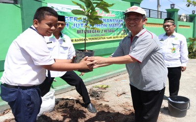 MTs Negeri 2 Kendal Siap Sukseskan Gerakan Penanaman 1 Juta Pohon Matoa